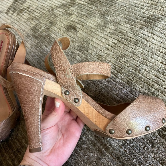 Taupe pebbled leather miss sixty high heeled sandals - Picture 8 of 11